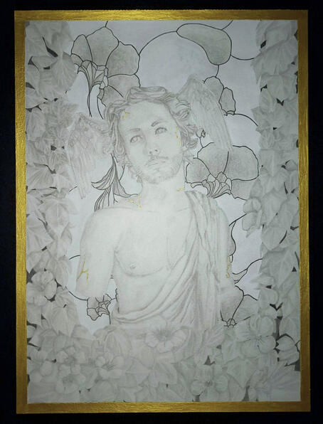 Ponce en statue ailรฉe accompagnรฉ d'une vรฉgรฉtation fleurie et d'un vitrail de fleurs. | Travail aux crayons, posca blanc et peinture acrylique, format A3.